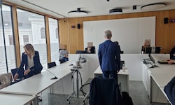 Der Angeklagte kam im feinen Anzug. Er zeigte sich nicht geständig: „Das stimmt nicht.“