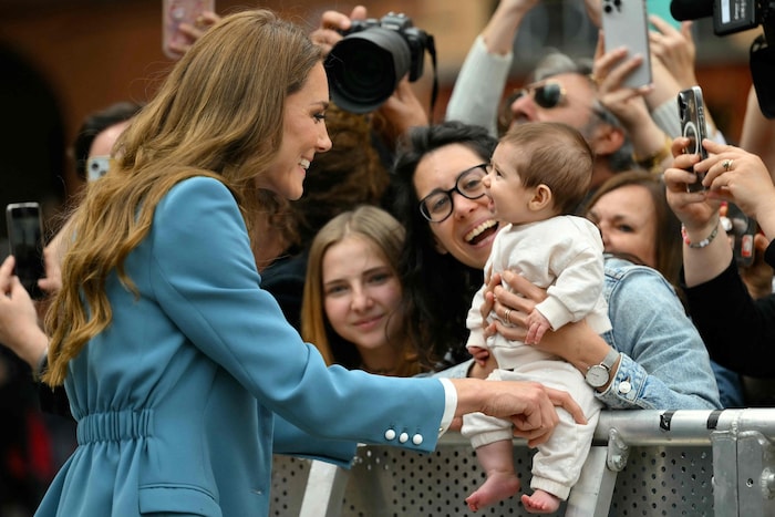 Die dreifache Mutter trifft auch Mütter mit Babys, denen sie sichtlich entzückt begegnet.