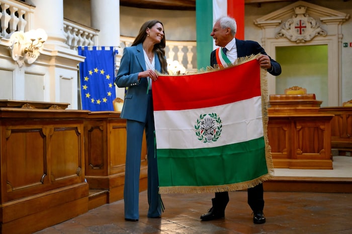 Kate nimmt die Primo Tricolore entgegen – eine besondere Würdigung ihres Engagements für die ...