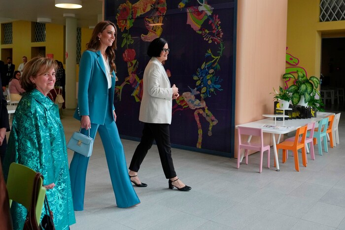 Kate, die Princess of Wales, trifft mit warmem Lächeln im Loris‑Malaguzzi‑Zentrum.
