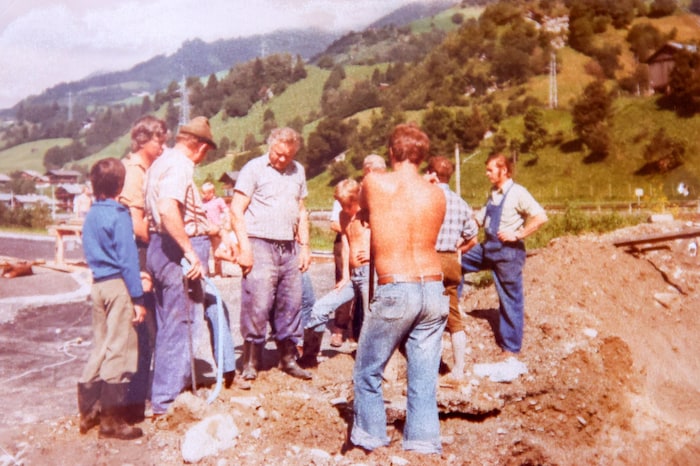 Obmann Hans Gruber half beim Bau 1979 tatkräftig mit.