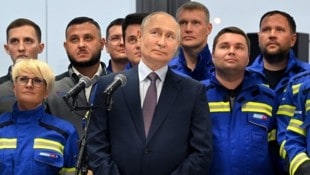 Russlands Präsident Wladimir Putin bei der Eröffnung eines LNG-Terminals im Jahr 2023