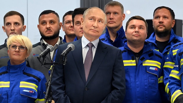 Russlands Präsident Wladimir Putin bei der Eröffnung eines LNG-Terminals im Jahr 2023