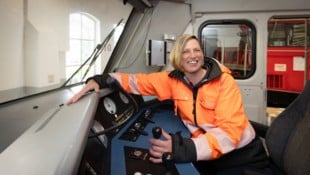 Lokführerin aus Leidenschaft: Elisabeth Glanz an ihrem Arbeitsplatz.