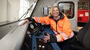 Lokführerin aus Leidenschaft: Elisabeth Glanz an ihrem Arbeitsplatz.