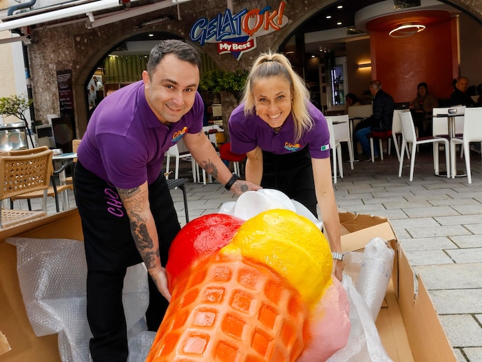 Alex Leopoldo und Ilaria Grava beim Auspacken der riesigen Eis-Statue.