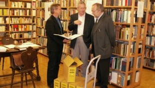 Ein Foto von der Archivübergabe von Karl Popper vor 25 Jahren an der Universität: ...