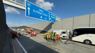 FOTOKERSCHI.AT/Kerschbaummayr Werner Bei diesem schweren Unfall wurde auf der A1 auch ein Tiroler Sanitäter verletzt – er kritisiert ...