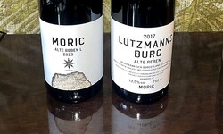 Der ausgezeichnete Wein (links) mit neuem Etikett