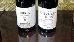 Der ausgezeichnete Wein (links) mit neuem Etikett