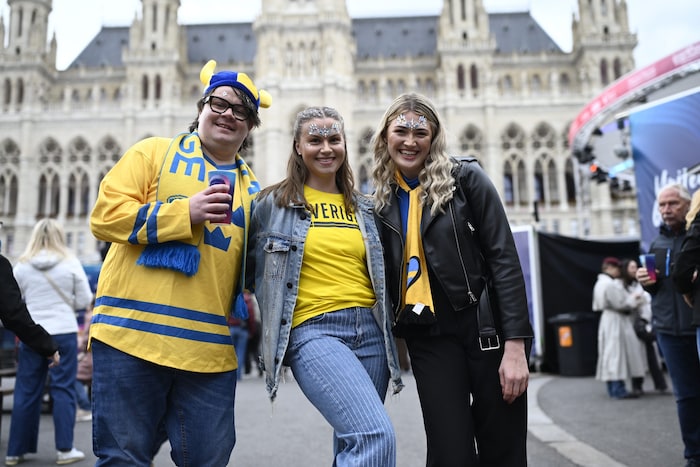 Eingefleischte Fans des Song-Contests in der Fanzone beim Rathaus: Joachim, Hestal und Nadine, ...