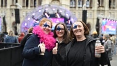 Die Wienerinnen Sonja, Nina und Katharina sind patriotisch und drücken Cosmó für das große ...