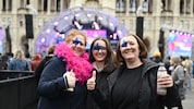 Die Wienerinnen Sonja, Nina und Katharina sind patriotisch und drücken Cosmó für das große ...