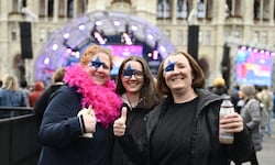 Die Wienerinnen Sonja, Nina und Katharina sind patriotisch und drücken Cosmó für das große ...
