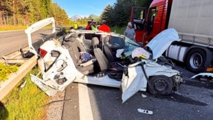 Trotz des stark beschädigten Autos wurde eine Person glücklicherweise nur leicht verletzt.