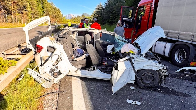 Trotz des stark beschädigten Autos wurde eine Person glücklicherweise nur leicht verletzt.