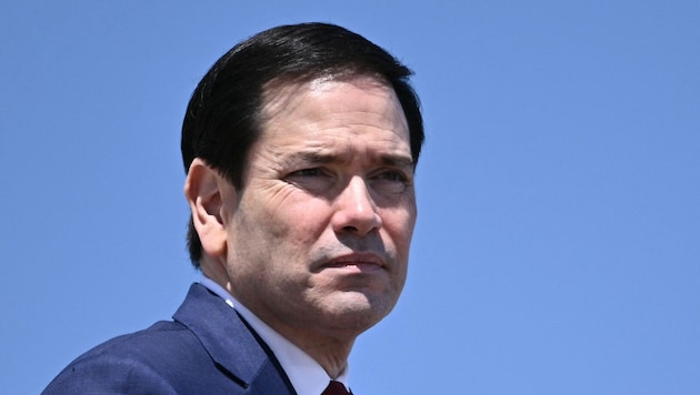 Bei seiner Ankunft in Peking trug US-Außenminister Marco Rubio wieder einen dunklen Anzug.