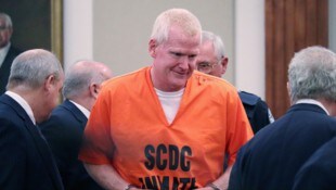 Zwar gibt Murdaugh zu, ein Dieb, Lügner, Versicherungsbetrüger und schlechter Anwalt zu sein. ...
