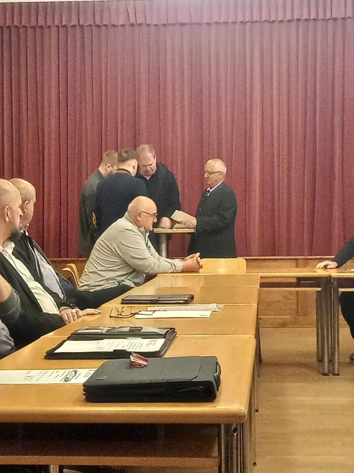 Das Ergebnis der geheimen Wahl wurde von Gemeinderäten aller Parteien ausgezählt und überprüft.