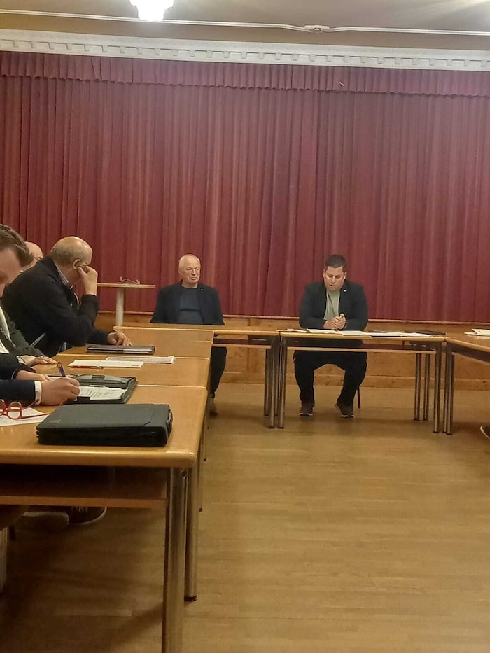 Gespannte Situation: Bürgermeister Karl Schützenhofer (hinten links) und rechts ...