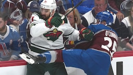 Logan O‘Connor (re.) von den Colorado Avalanche (re.) checkt Nick Foligno von den Minnesota ...