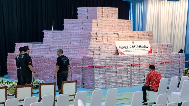 Der Berg aus Geld stammt aus illegalem Waldraub und wurde von Ermittlern an die indonesische ...