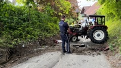 Der Traktor wurde bei dem Unfall stark beschädigt.