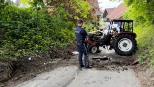 Der Traktor wurde bei dem Unfall stark beschädigt.