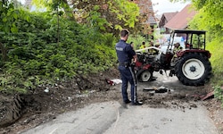 Der Traktor wurde bei dem Unfall stark beschädigt.