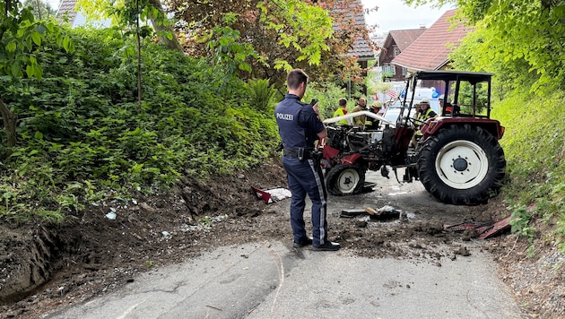 Der Traktor wurde bei dem Unfall stark beschädigt.