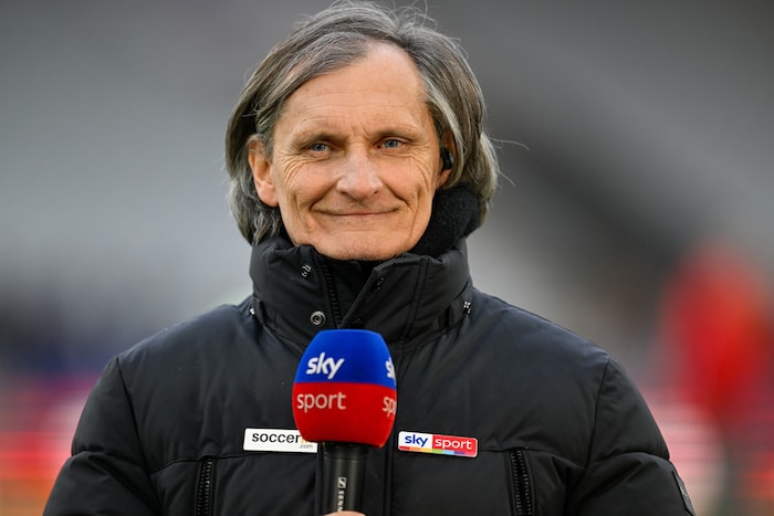 Über viele Jahre ein gewohntes Bild im österreichischen Fußball: Alfred Tatar als Sky-Analytiker ...