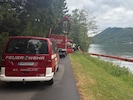 Mehrere Ölsperren wurden auf der Donau errichtet.