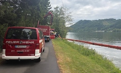 Mehrere Ölsperren wurden auf der Donau errichtet.