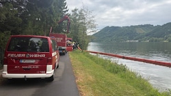 Mehrere Ölsperren wurden auf der Donau errichtet.