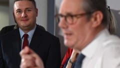 Wes Streeting (links im Bild) tritt aus Protest gegen Premier Keir Starmer (rechts) als ...
