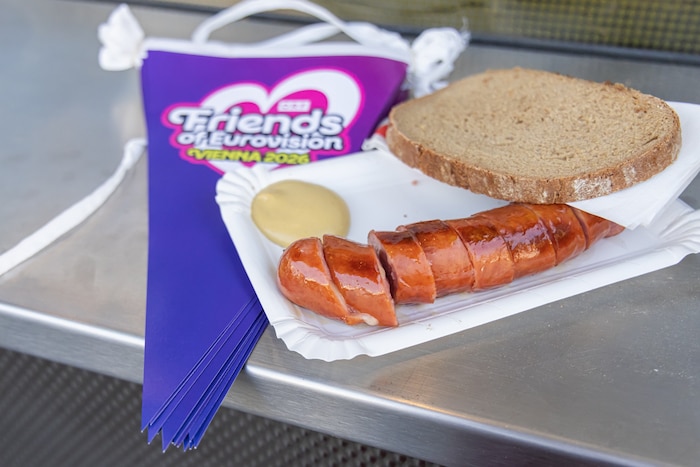 Die saftige Käsekrainer nach oder vor der Stadthallen-Show geht bei Fans runter wie Öl.