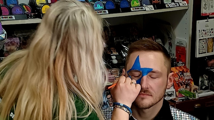 Das Kostümgeschäft Witte im 6. Bezirk wurde kurzerhand zum Schminkstudio für ESC-Begeisterte.