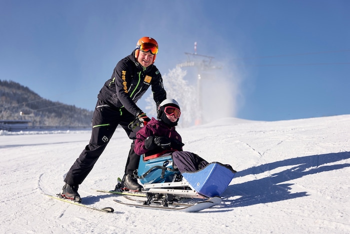 Querschnittgelähmte Menschen können mit einem Bi- oder Mono-Ski im Winter über die Hochwurzen ...
