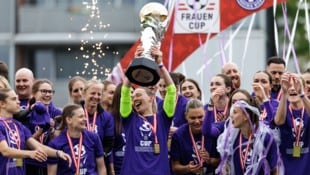 Großer Jubel bei den Spielerinnen von Austria Wien.