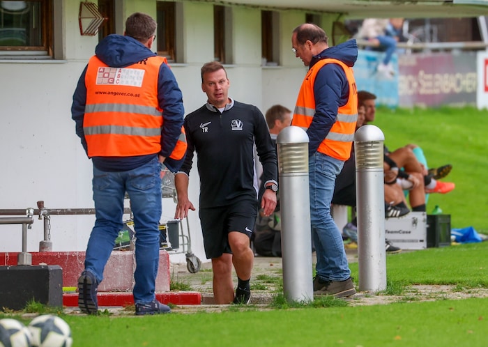 Antherings Trainer Peter Lüftenegger (Mitte) bejubelte einen wichtigen Sieg.