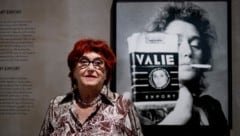 VALIE EXPORT vor einem Selbstportrait im Jahr 2023
