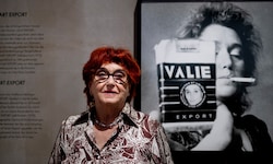 VALIE EXPORT vor einem Selbstportrait im Jahr 2023