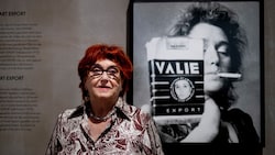 VALIE EXPORT vor einem Selbstportrait im Jahr 2023