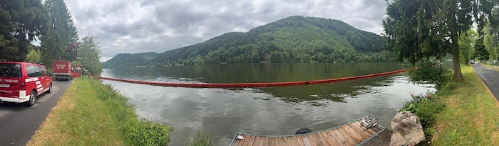 Eine Weitwinkel-Panoramaaufnahme der flussabwärts letzten Ölsperre nahe Hirschenau.