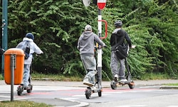 Seit 1. Mai müssen Jugendliche unter 16 Jahren auf Elektrorollern einen Helm tragen.