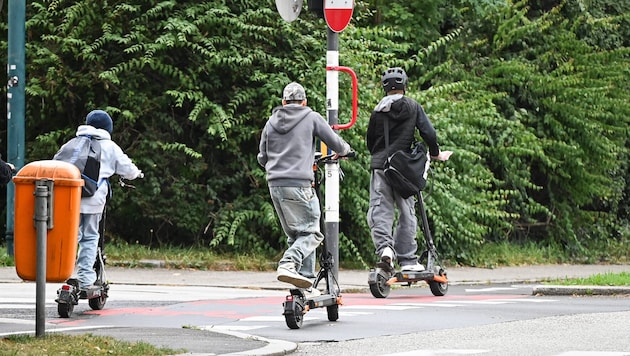 Seit 1. Mai müssen Jugendliche unter 16 Jahren auf Elektrorollern einen Helm tragen.