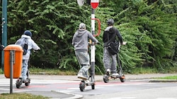 Seit 1. Mai müssen Jugendliche unter 16 Jahren auf Elektrorollern einen Helm tragen.