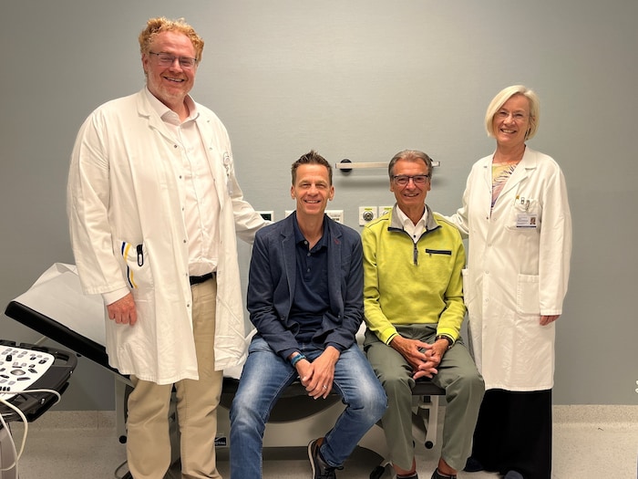Dr. Dominik Wiedemann und Dr. Julia Mascherbauer mit den beiden wieder gesunden Patienten