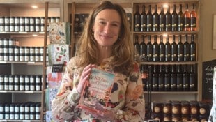 Autorin Silvia Trippolt mit ihrem Bestseller „Küchengeflüster“