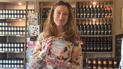 Autorin Silvia Trippolt mit ihrem Bestseller „Küchengeflüster“